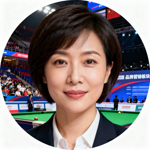 k1集团首席营销官林霞的圆形头像，她留着干练短发，背景是赛事现场，负责品牌营销板块